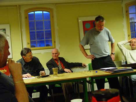 Der bliver lyttet når den gamle fortæller - foredragsholder Carl Erik Kristensen og tilhørere fra HMS.